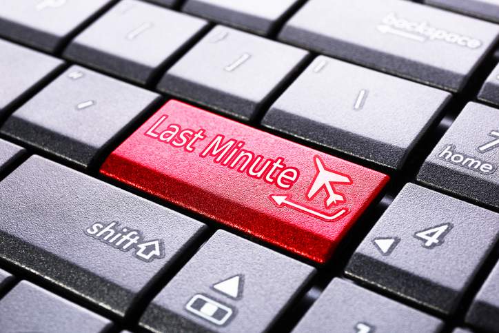 How to Save Money on Last-Minute Holiday Travel